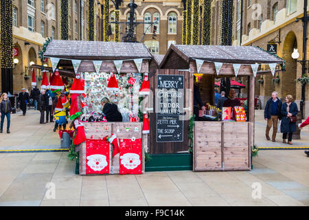 Natale al coperto le bancarelle del mercato in Hays Galleria, più London Southwark SE1 Foto Stock