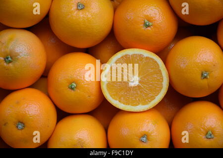 Una fetta del premio di arancia navel. Foto Stock