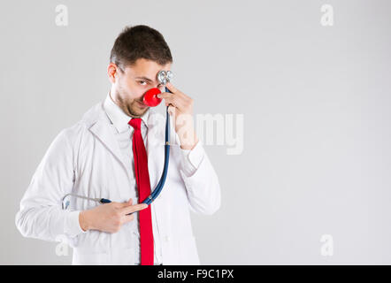 Ritratto di funny medico con naso rosso Foto Stock