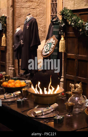 Studi di Leavesden, UK. Il 15 dicembre, 2015. WB Studio Tour - La scuola di Hogwarts nella neve - Harry Potter impostato diventa un paradiso per gli sport invernali per celebrare le feste, Leavesden Studios, Regno Unito 15 dicembre 2015 Credit: KEITH MAYHEW/Alamy Live News Foto Stock