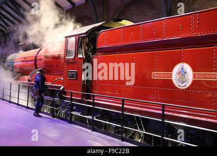 Studi di Leavesden, UK. Il 15 dicembre, 2015. WB Studio Tour - La scuola di Hogwarts nella neve - Harry Potter impostato diventa un paradiso per gli sport invernali per celebrare le feste, Leavesden Studios, Regno Unito 15 dicembre 2015 Credit: KEITH MAYHEW/Alamy Live News Foto Stock