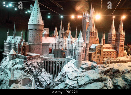 Studi di Leavesden, UK. Il 15 dicembre, 2015. WB Studio Tour - La scuola di Hogwarts nella neve - Harry Potter impostato diventa un paradiso per gli sport invernali per celebrare le feste, Leavesden Studios, Regno Unito 15 dicembre 2015 Credit: KEITH MAYHEW/Alamy Live News Foto Stock