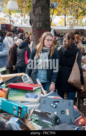 Domenica il mercato delle pulci a Mauerpark (Flohmarkt am Mauerpark) a Prenzlauer Berg di Berlino Foto Stock