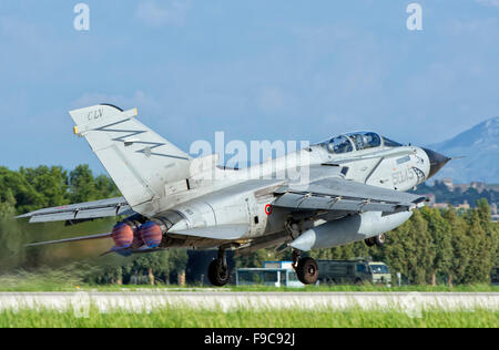 Una forza aerea italiana Tornado ECR decollare da Trapani Air Base, Italia, durante l'esercitazione NATO Trident frangente 2015. Foto Stock