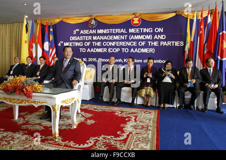 Phnom Penh Cambogia. Xvi Dec, 2015. Primo ministro cambogiano Hun Sen (anteriore) assiste alla cerimonia di apertura del 3° ASEAN Riunione ministeriale sulla gestione delle calamità in Phnom Penh Cambogia, Dic 16, 2015. Il terzo ASEAN Riunione ministeriale sulla gestione delle calamità è iniziato qui il mercoledì, che mira a rafforzare ulteriormente il blocco per la cooperazione nel controllo di emergenza. © Sovannara/Xinhua/Alamy Live News Foto Stock