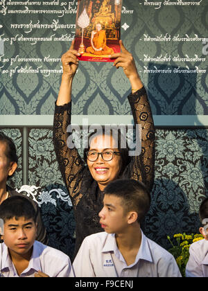 Bangkok, Tailandia. Xvi Dec, 2015. Una donna può contenere una foto di Somdet Phra Nyanasamvara, Thailandia del patriarca supremo, durante il Patriarca i funerali del. Morì 24 Ottobre, 2013. Fu ordinato come un monaco buddista nel 1933 e nominato come il patriarca supremo nel 1989. Egli era il consigliere spirituale di Bhumibol Adulyadej, il Re della Tailandia quando il re è servito come un monaco nel 1956. Decine di migliaia di persone rivestite le strade durante la processione a pregare per il Patriarca. Credit: Jack Kurtz/ZUMA filo/Alamy Live News Foto Stock