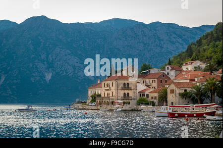 Perast vecchio villaggio nella Baia di Kotor Foto Stock