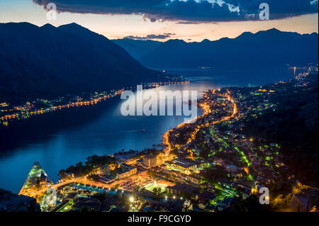 Baia di Kotor vista notturna dal vecchio monastero in montagna. Foto Stock