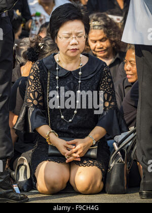 Bangkok, Tailandia. Xvi Dec, 2015. Una donna che prega durante il funerale di Somdet Phra Nyanasamvara, Thailandia del patriarca supremo, durante il Patriarca i funerali del. Morì 24 Ottobre, 2013. Fu ordinato come un monaco buddista nel 1933 e nominato come il patriarca supremo nel 1989. Egli era il consigliere spirituale di Bhumibol Adulyadej, il Re della Tailandia quando il re è servito come un monaco nel 1956. Decine di migliaia di persone rivestite le strade durante la processione a pregare per il Patriarca. Credit: Jack Kurtz/ZUMA filo/Alamy Live News Foto Stock