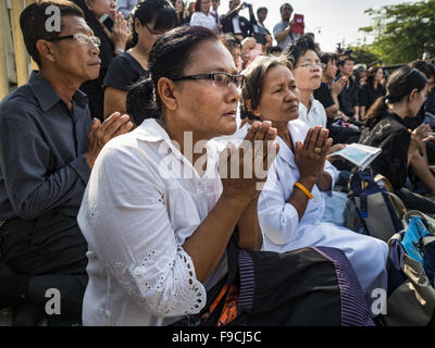 Bangkok, Tailandia. Xvi Dec, 2015. Le donne pregare durante il funerale di Somdet Phra Nyanasamvara, Thailandia del patriarca supremo, durante il Patriarca i funerali del. Morì 24 Ottobre, 2013. Fu ordinato come un monaco buddista nel 1933 e nominato come il patriarca supremo nel 1989. Egli era il consigliere spirituale di Bhumibol Adulyadej, il Re della Tailandia quando il re è servito come un monaco nel 1956. Decine di migliaia di persone rivestite le strade durante la processione a pregare per il Patriarca. Credit: Jack Kurtz/ZUMA filo/Alamy Live News Foto Stock