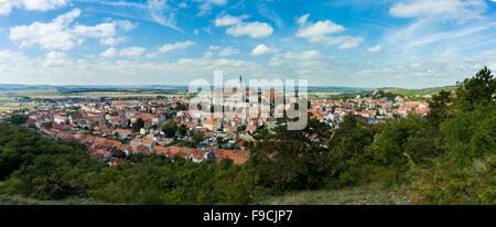 Ampio panorama della città di Mikulov, Moravia Meridionale, nella Repubblica Ceca Foto Stock