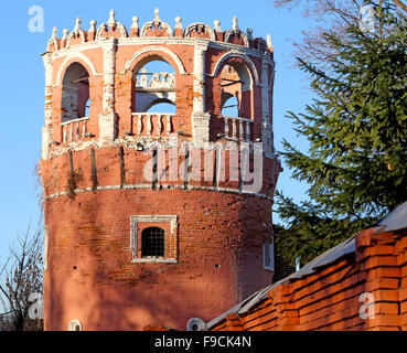 Parete occidentale e la torre del monastero di Donskoy di Mosca Foto Stock