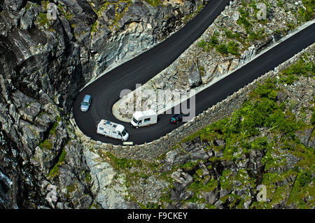 Tornante della Trollstigen strada di montagna vicino a Andalsnes, Rauma comune, contea di Møre og Romsdal, Norvegia Foto Stock