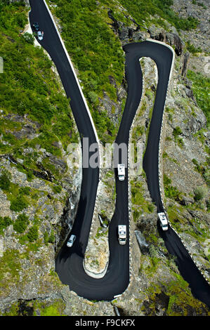 Doppio tornanti della Trollstigen strada di montagna vicino a Andalsnes, Rauma comune, contea di Møre og Romsdal, Norvegia Foto Stock