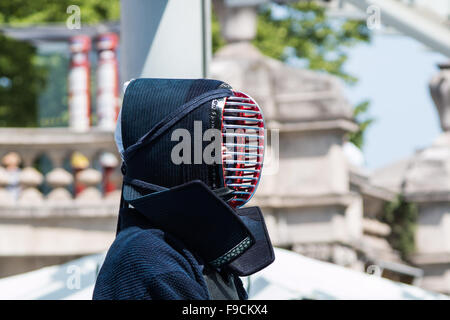 Il Guerriero di Kendo con Kendo uniforme e spada di bambù. Arte Marziale giapponese Foto Stock