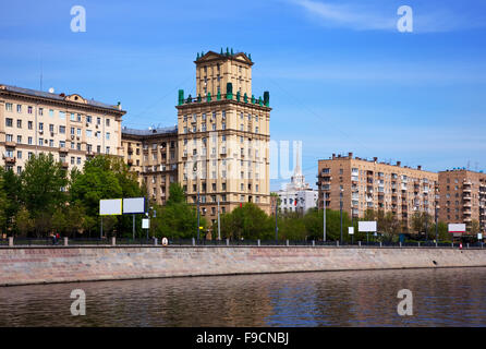 Vista di Mosca. Berezhkovskaya terrapieno nella giornata di primavera Foto Stock