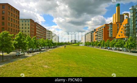 Berlino, Germania - bella vista Tilla-Durieux-Park affiancato da edificio futuristico su soleggiate giornate estive Foto Stock