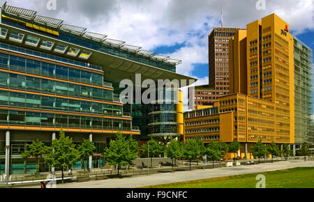 Berlino Germania - futuristico moderni edifici residenziali a Linkstrasse vicino a Potsdamer Platz, di fronte Tilla-Durieux-Park Foto Stock