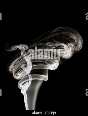 Liscia fumo realistico di onda scorrendo su sfondo scuro. Foto Stock