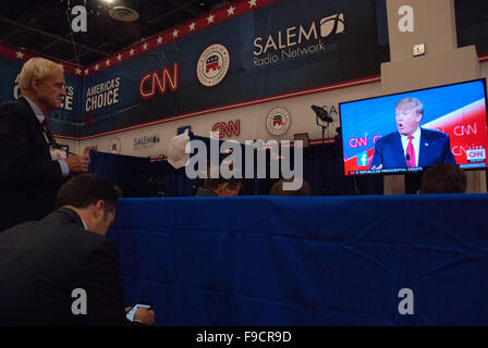 Las Vegas, Nevada, USA. 15 Dic, 2015. Dieci candidati Repubblicani ha preso la fase stasera al Veneital Hotel in Las Vegas NV. Questo gruppo dibattito trasmesso dalla CNN. Hanno trasmesso le loro opinioni sulla politica degli Stati Uniti nella lotta contro il terrorismo e loro prendere in locazione refugies siriano emigrare negli Stati Uniti. La stampa si sono riuniti nella sala di Spin al Venetian Hotel dove essi vyed per l'attenzione dei candidati. Nella foto: giornalisti broadcast Chris Matthews e Peter Alexander.Guarda il dibattito live nella stanza dei media. Credito: Karen I. Hirsch/ZUMA filo/Alamy Live News Foto Stock