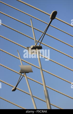 Lampione contro il cielo blu Foto Stock