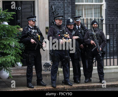 La polizia di sicurezza al numero 10 di Downing Street in posa nella parte anteriore della porta Foto Stock