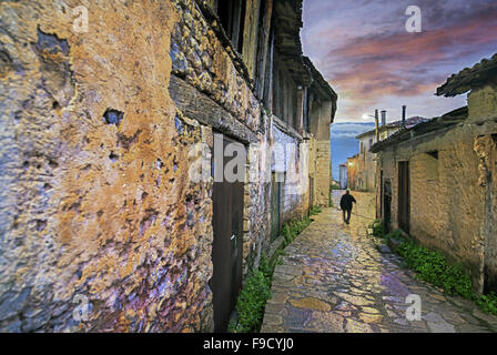 Tramonto nelle stradine della Harmena, il tannerers vecchio quartiere trovato nella città di Amfissa, nella regione di Grecia FOCHIDA, GRECIA CENTRALE Foto Stock