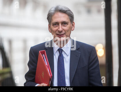 Philip Hammond,il Segretario di Stato per gli Affari Esteri e del Commonwealth,arriva a Downing Street per una riunione del gabinetto. Foto Stock