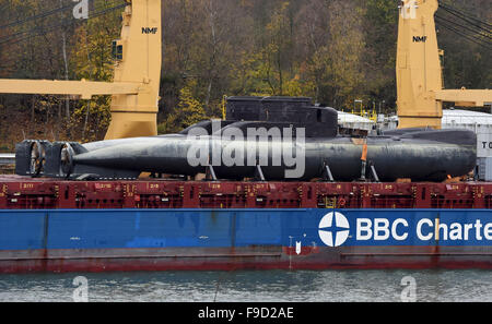 FILE - un file immagine datata 10 novembre 2015 mostra due ex navale tedesco sottomarini sul ponte della nave speciale "BBC Sapphire' in Kiel, Germania. Sia per la classe 2016 sommergibili erano precedentemente U 23 e U 24 imbarcazioni da German federal navy e sarà presto messo in uso dalla marina militare in Colombia. Foto: Carsten Rehder/dpa Foto Stock