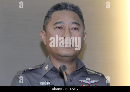 Bangkok, Tailandia. Xvi Dec, 2015. Polizia generale Maj.Piyapun Pingmuang vice portavoce della polizia durante il settimanale conferenza stampa per supporti presso il Royal Thai la polizia di Bangkok. © Vichan Poti/Pacific Press/Alamy Live News Foto Stock