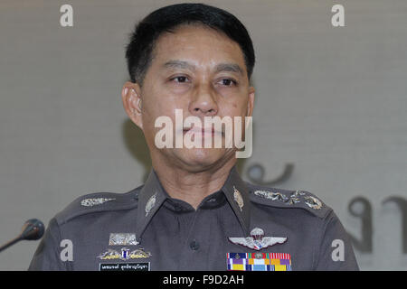 Bangkok, Tailandia. Xvi Dec, 2015. Polilce Lt. Gen Degnarong Suttichanbancha vice portavoce della polizia durante il settimanale conferenza stampa per supporti in Royal Thai ufficio di polizia. © Vichan Poti/Pacific Press/Alamy Live News Foto Stock