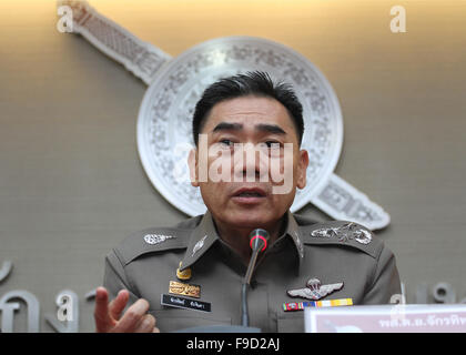 Bangkok, Tailandia. Xvi Dec, 2015. Nazionale tailandese capo di polizia Pol. Lt. Gen Chakthip Chaijinda parla durante il suo settimanale di conferenza stampa per i media al Royal polizia tailandese. © Vichan Poti/Pacific Press/Alamy Live News Foto Stock