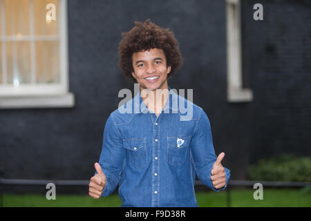 Radzi Chinyanganya,uno dei presentatori di Blue Peter,arriva a Downing Street per lo Starlight carità festa di Natale Foto Stock