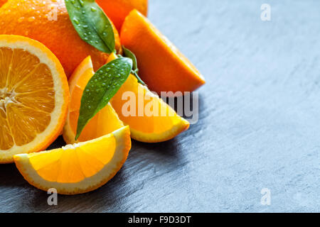 Arancia fresca sulla pietra nera Foto Stock