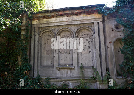 Wroclaw, Polonia. 1 ottobre 2015. II Guerra Mondiale bullet segni visibili sulla lapide al Vecchio Cimitero Ebreo a Wroclaw in Polonia. Foto Stock