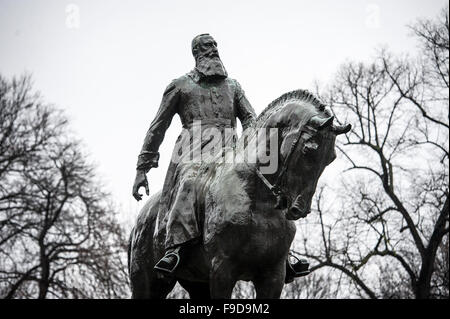 Bruxelles, BXL, Belgio. Xvi Dec, 2015. Un monumento di Re Leopoldo II a Bruxelles, in Belgio, il 16.12.2015. Giovedi, Dicembre 17th, 2015 segna il centocinquantesimo anniversario della sua intronizzazione del re, tuttavia Leopoldo II personalità è controversa. Gli abusi commessi contro i popoli indigeni durante la colonizzazione del territorio congolese sono ancora accusato nonché 10 milioni di decessi nel tempo della colonizzazione. In connessione con queste accuse e le proteste, la città di Bruxelles ha deciso di annullare l'omaggio al re. Foto di Wiktor Dabkowski © Wiktor Dabkowski/ZUMA filo/Alamy Live News Foto Stock