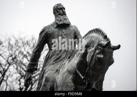 Bruxelles, BXL, Belgio. Xvi Dec, 2015. Un monumento di Re Leopoldo II a Bruxelles, in Belgio, il 16.12.2015. Giovedi, Dicembre 17th, 2015 segna il centocinquantesimo anniversario della sua intronizzazione del re, tuttavia Leopoldo II personalità è controversa. Gli abusi commessi contro i popoli indigeni durante la colonizzazione del territorio congolese sono ancora accusato nonché 10 milioni di decessi nel tempo della colonizzazione. In connessione con queste accuse e le proteste, la città di Bruxelles ha deciso di annullare l'omaggio al re. Foto di Wiktor Dabkowski © Wiktor Dabkowski/ZUMA filo/Alamy Live News Foto Stock