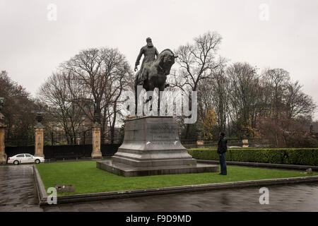 Bruxelles, BXL, Belgio. Xvi Dec, 2015. Un monumento di Re Leopoldo II a Bruxelles, in Belgio, il 16.12.2015. Giovedi, Dicembre 17th, 2015 segna il centocinquantesimo anniversario della sua intronizzazione del re, tuttavia Leopoldo II personalità è controversa. Gli abusi commessi contro i popoli indigeni durante la colonizzazione del territorio congolese sono ancora accusato nonché 10 milioni di decessi nel tempo della colonizzazione. In connessione con queste accuse e le proteste, la città di Bruxelles ha deciso di annullare l'omaggio al re. Foto di Wiktor Dabkowski © Wiktor Dabkowski/ZUMA filo/Alamy Live News Foto Stock