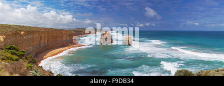 Panorama di due dei dodici Apostoli rocce sulla Great Ocean Road, Australia. A mezzogiorno e a marea alta. Foto Stock