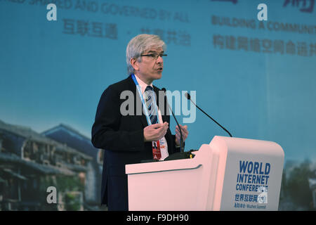 (151216) -- TONGXIANG, Dic 16, 2015 (Xinhua) -- Paul Romer, professore di Stern School of Business della New York University, offre un discorso durante un forum sul 'Internet Plus " Strategia del Mondiale 2015 Conferenza Internet in Wuzhen, est della Cina di Provincia dello Zhejiang, Dic 16, 2015. (Xinhua/Huang Zongzhi)(mcg) Foto Stock