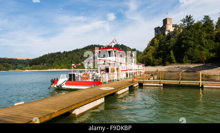 Niedzica, Polonia - 28 agosto 2015: imbarcazione turistica sul lago Czorsztynskie. Modo popolare - per molti turisti - per arrivare a Czorsztyn ca Foto Stock