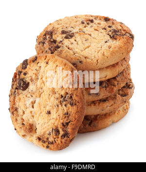 Pila di biscotti con scaglie di cioccolato isolato su sfondo bianco Foto Stock