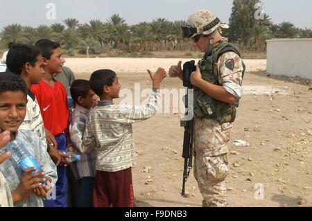 Italiano di un intervento militare in Iraq (10/2004), i soldati con i bambini di una scuola nella periferia di Nassiriya Foto Stock