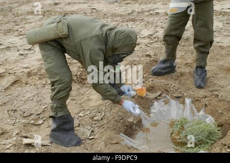 Italiano di un intervento militare in Iraq (10/2004), la società ABC il controllo della massa per gas o uranio impoverito Foto Stock