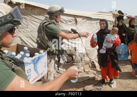 Italiano di un intervento militare in Iraq (10/2004), la consegna di aiuti umanitari per un accampamento nomadi a nord di Nassiriya Foto Stock
