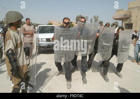 Nassiriya (Iraq) Carabinieri della MSU (multinazionale unità specializzata) treno iracheno della polizia locale (ottobre 2004) Foto Stock