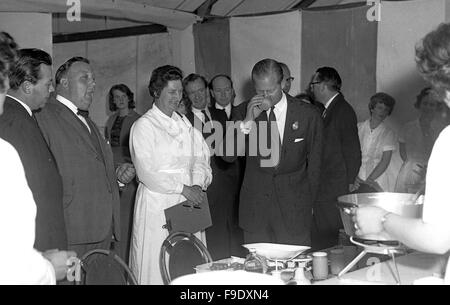 Il principe Filippo Duca di Edimburgo con servizio di ristorazione presso il Royal Agricultural Show di Stoneleigh 1963 Foto Stock