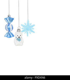 Luminoso albero di Natale blu giocattolo candy, il simbolo del fiocco di neve, Teddy bear isolati su sfondo bianco Foto Stock