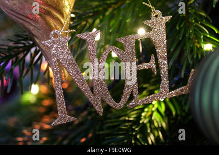 Oro glitter noel segno appeso su albero di natale Foto Stock