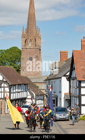 Il Nodo sigillato rievocazione nel villaggio di Weobley, Herefordshire, England, Regno Unito Foto Stock